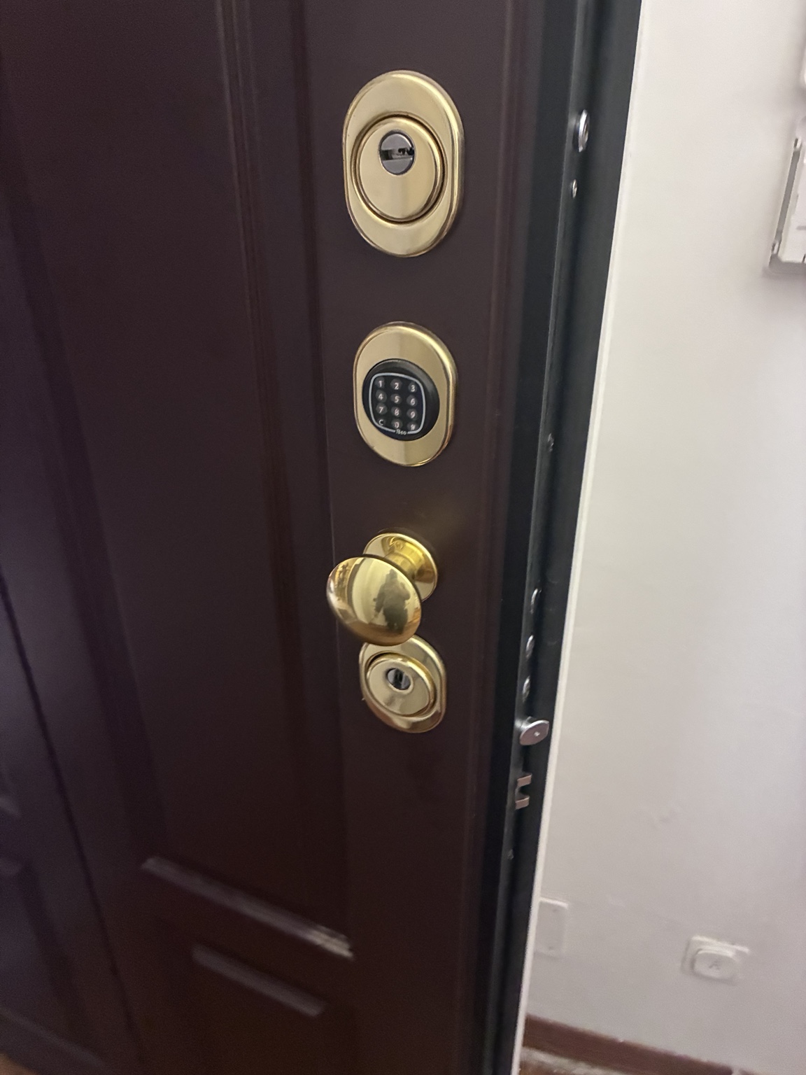 Porta blindata con sistema elettronico